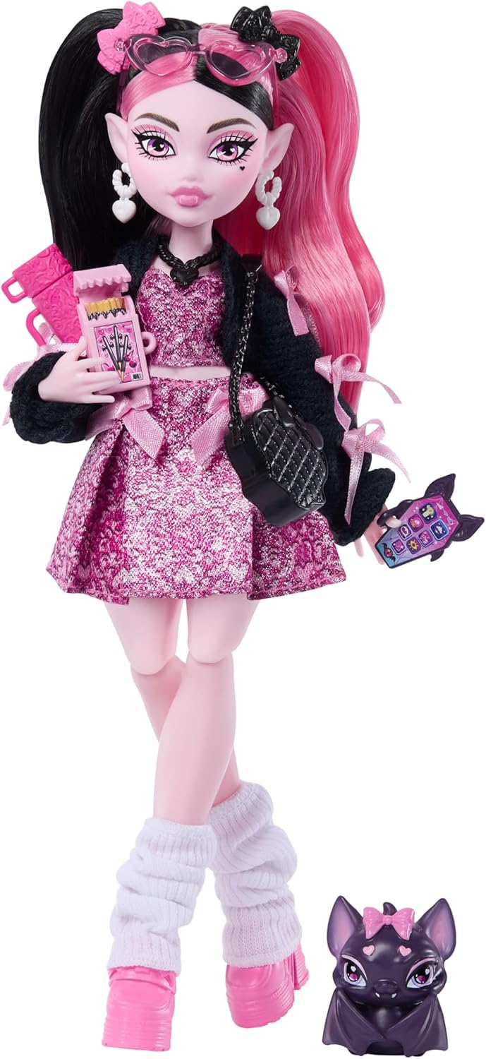 Monster High ▫️ Boneca Draculaura com vestido cor-de-rosa com laço e casaco de malha preto, conta com o fabuloso morcego mascote e 7 acessórios, como ramen, batom e bolsa, JHK29